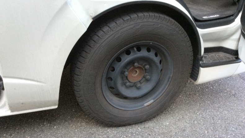 タイヤホイール前