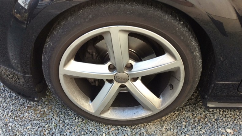 タイヤホイール前