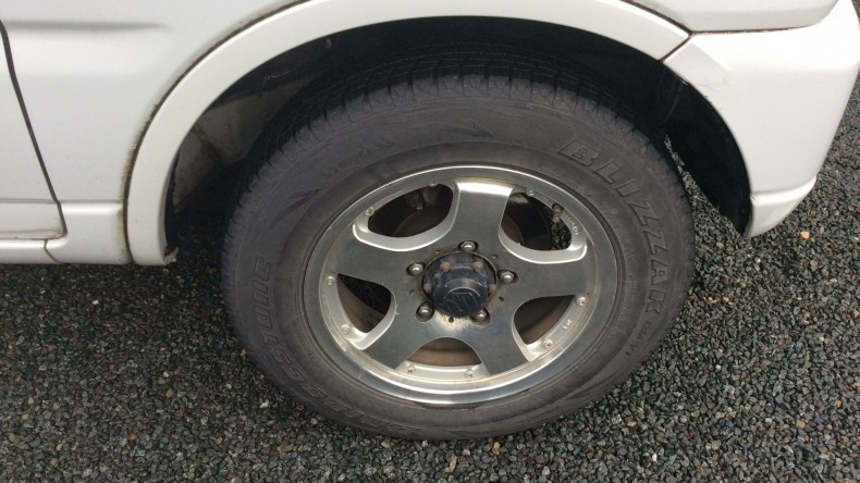 タイヤホイール前