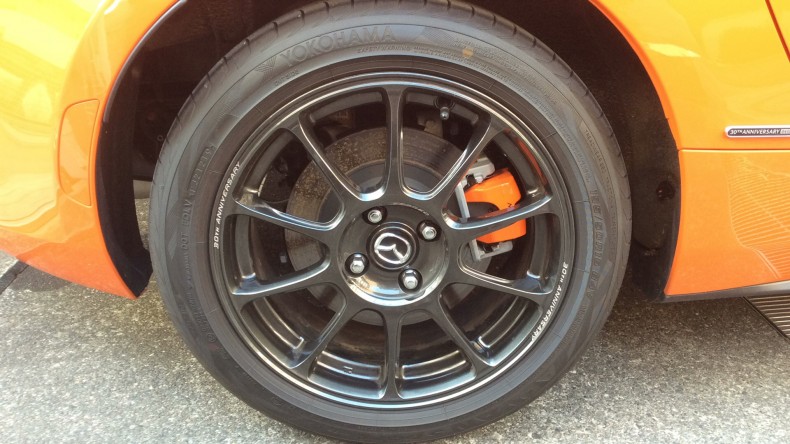 タイヤホイール前