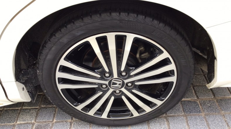 タイヤホイール前