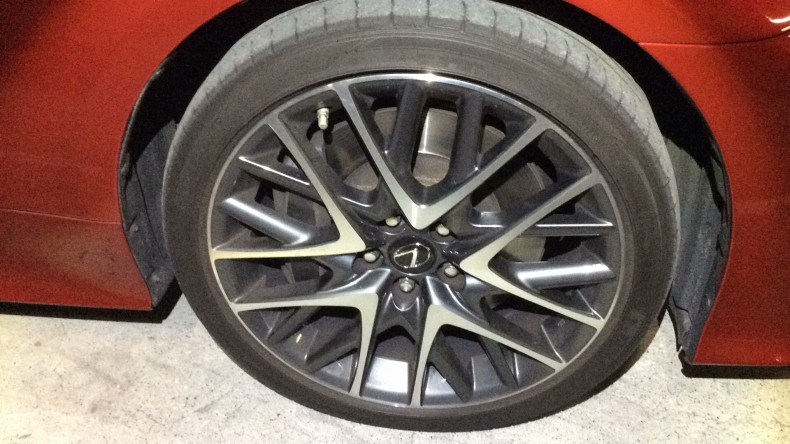 タイヤホイール前