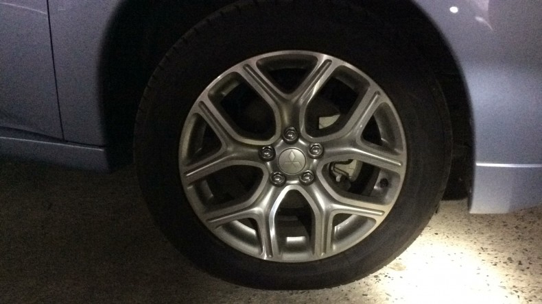 タイヤホイール前