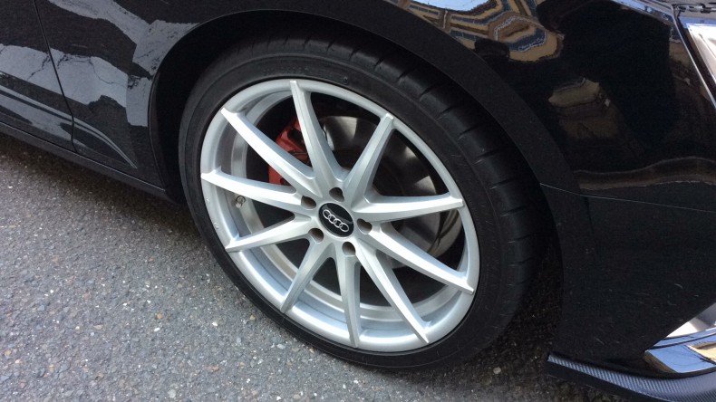 タイヤホイール前