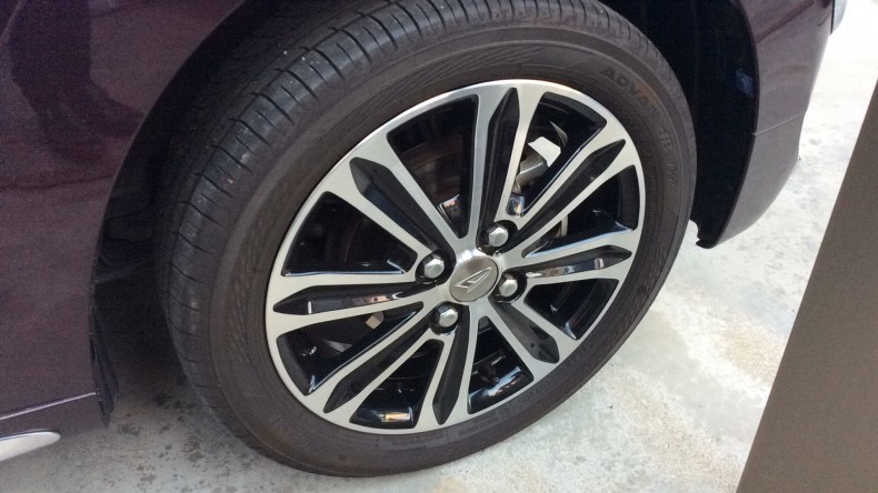 タイヤホイール前