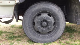 タイヤホイール前