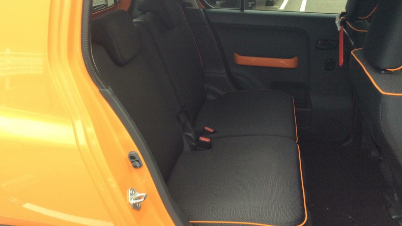 内装後方シート