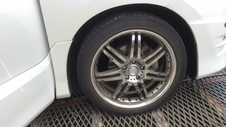 タイヤホイール前