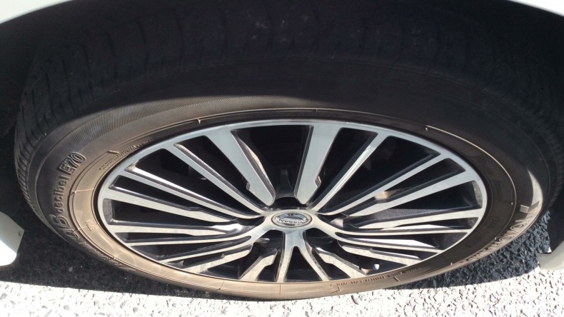 タイヤホイール前