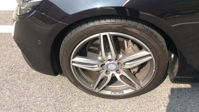 タイヤホイール前