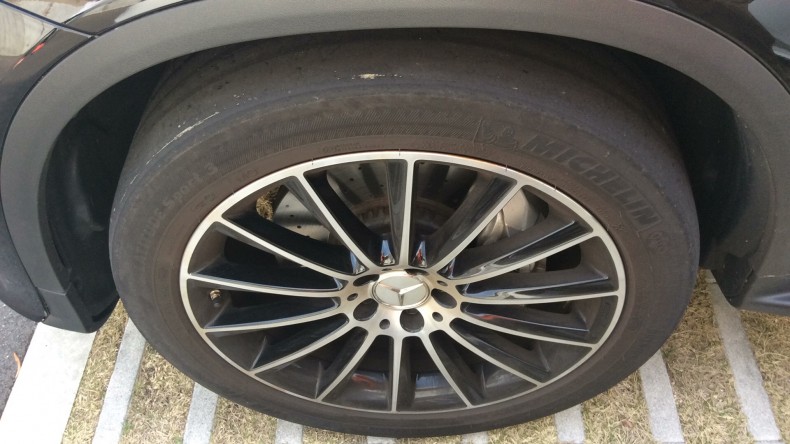 タイヤホイール前