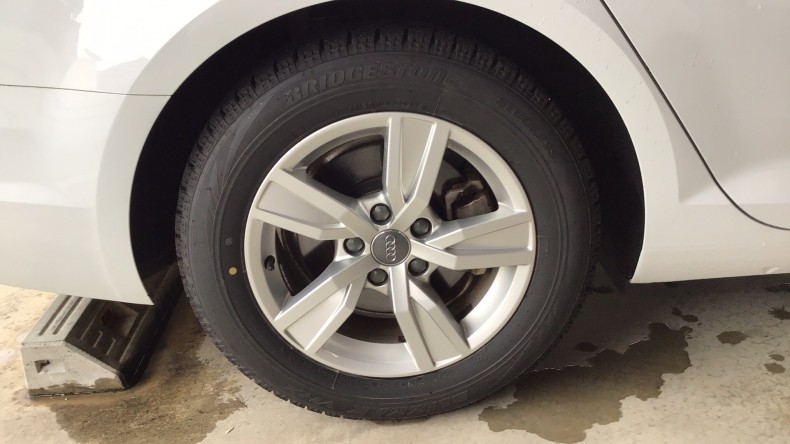 タイヤホイール前