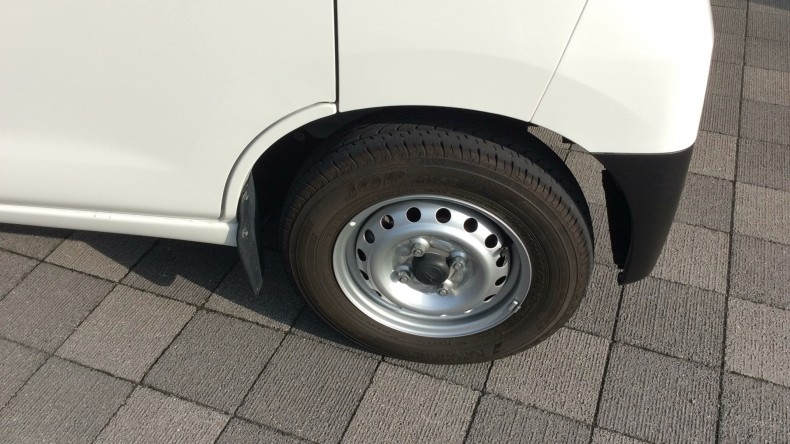 タイヤホイール前