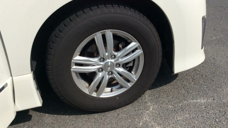 タイヤホイール前