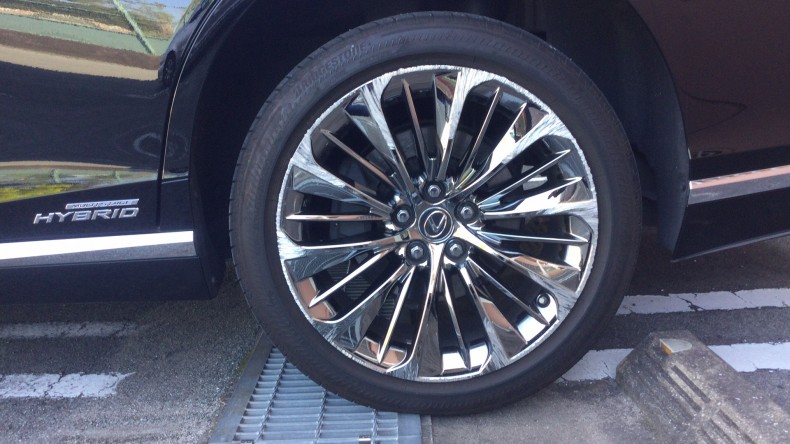 タイヤホイール前