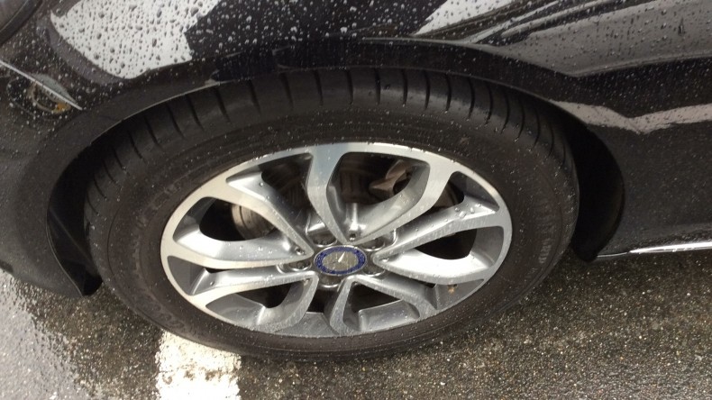 タイヤホイール前