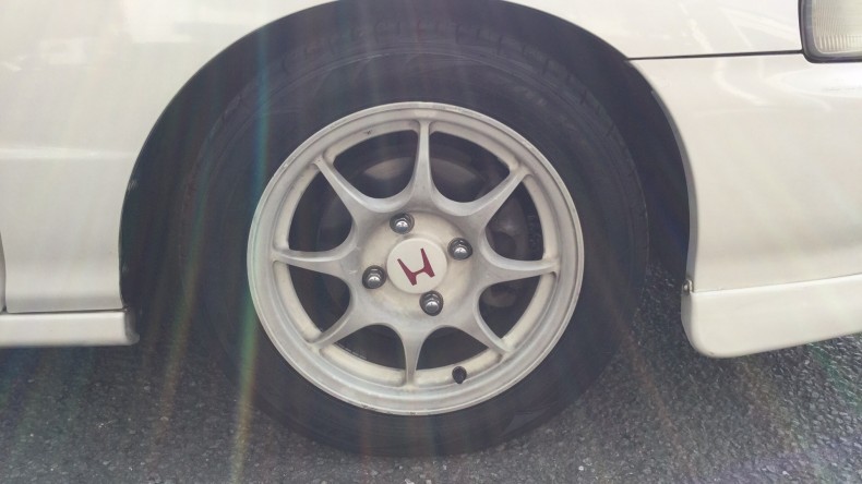 タイヤホイール前