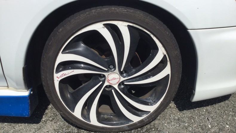 タイヤホイール前