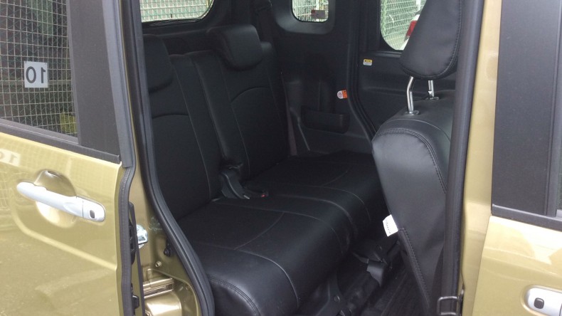 内装後方シート