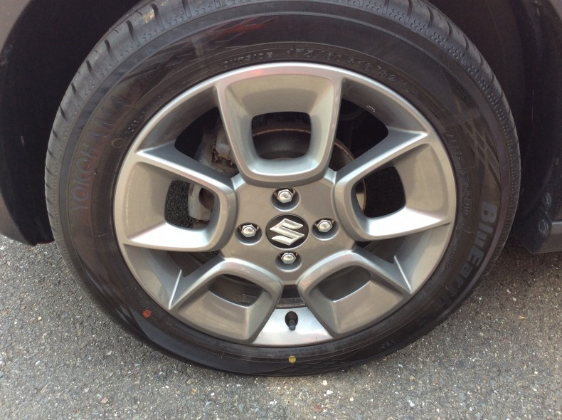 タイヤホイール前