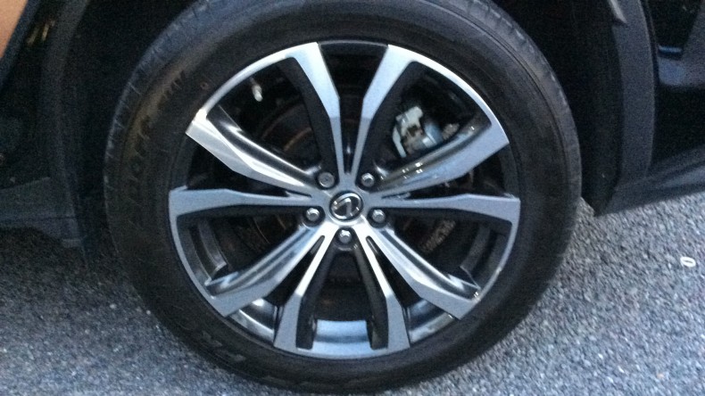 タイヤホイール前