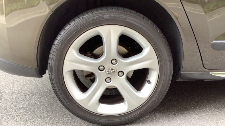 タイヤホイール前