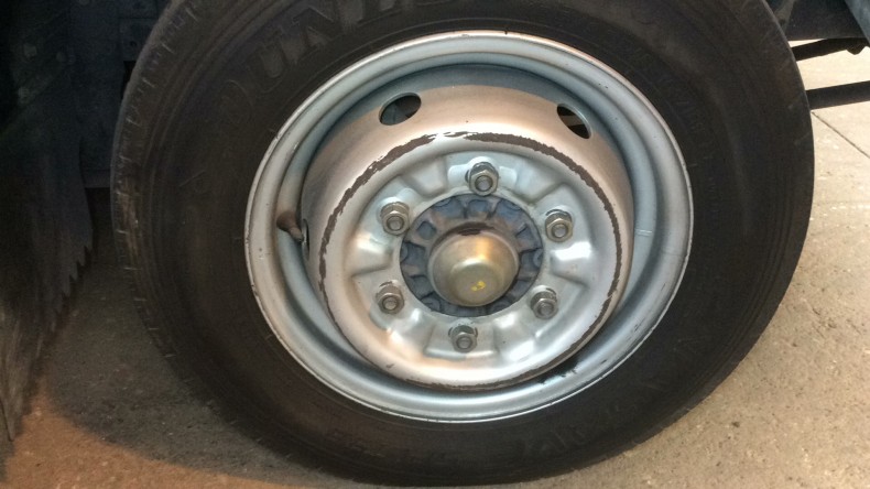 タイヤホイール前