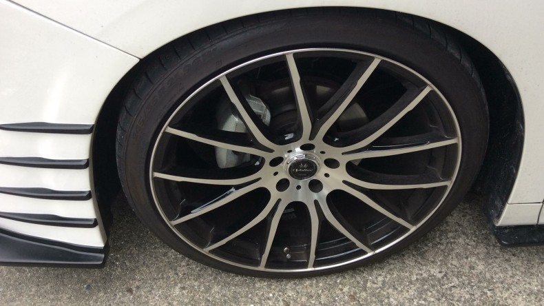 タイヤホイール前