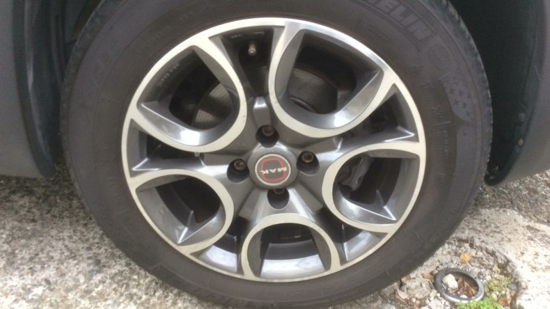 タイヤホイール前