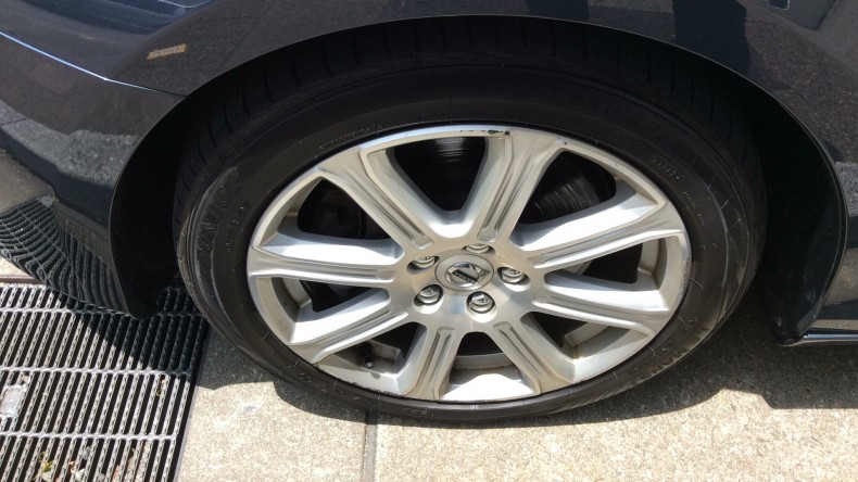 タイヤホイール前