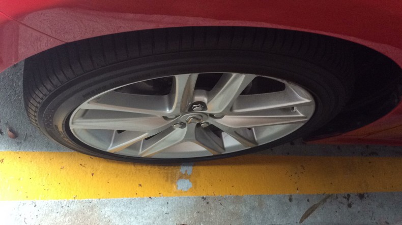 タイヤホイール前