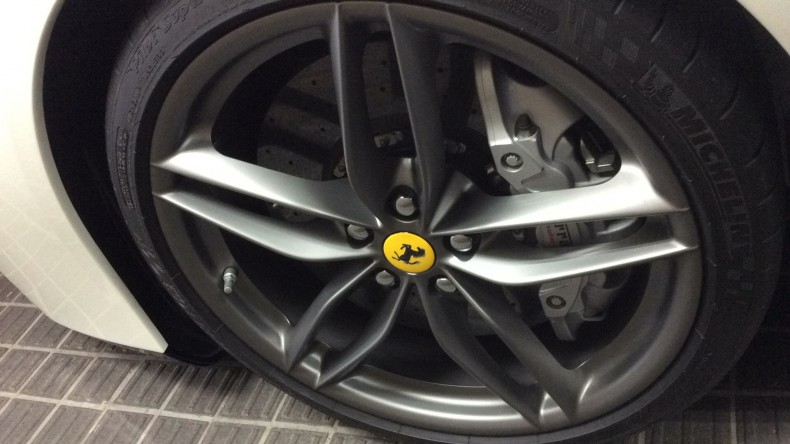 タイヤホイール前