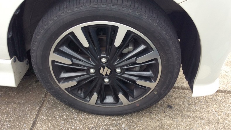 タイヤホイール前