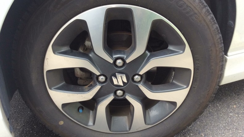 タイヤホイール前