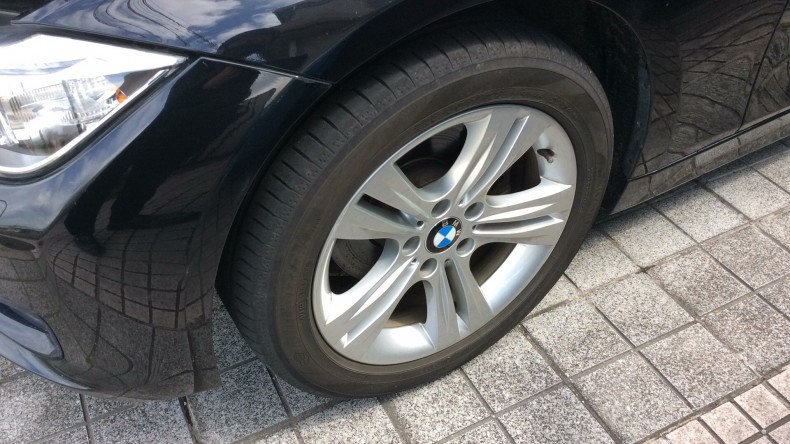 タイヤホイール前