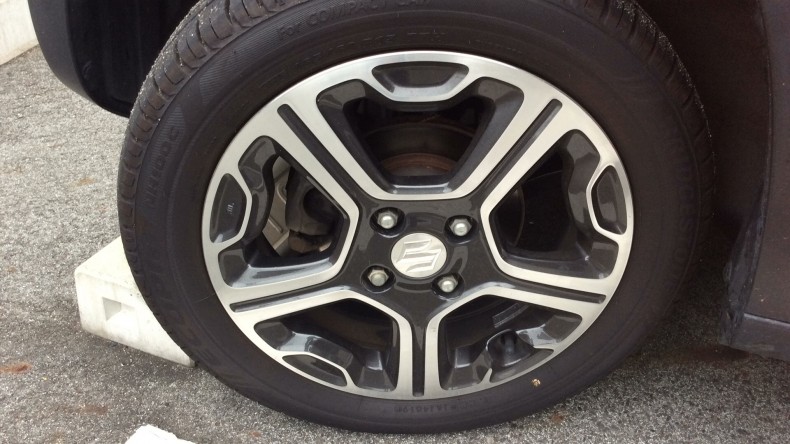 タイヤホイール前