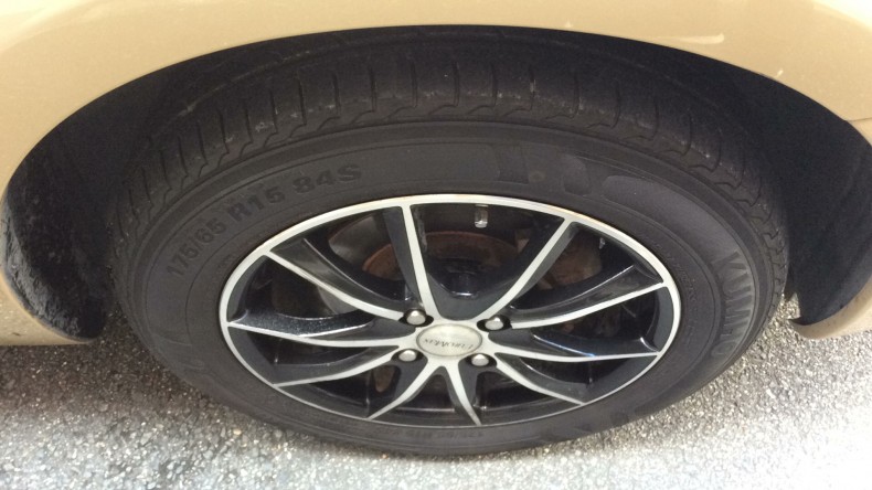 タイヤホイール前