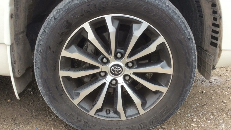 タイヤホイール前