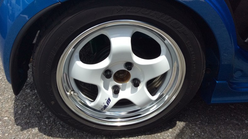 タイヤホイール前