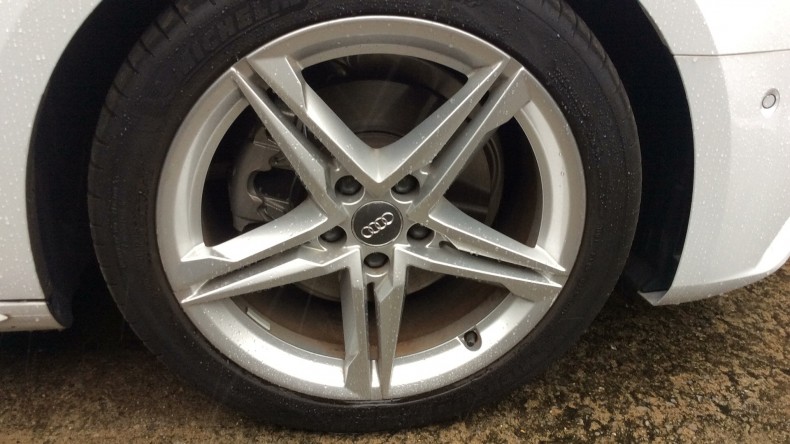 タイヤホイール前