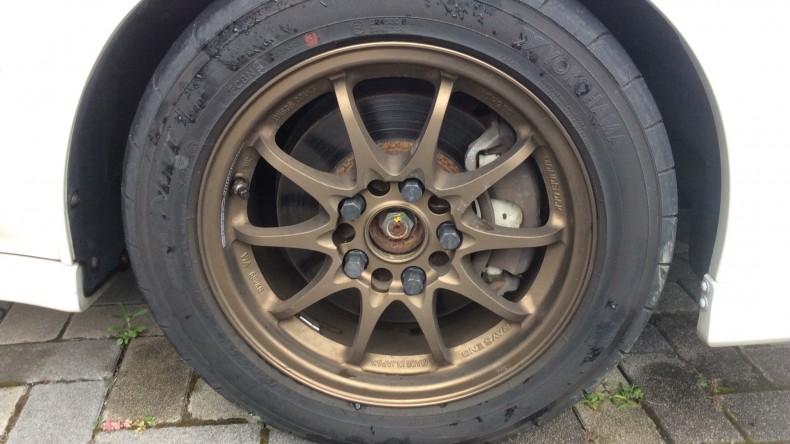 タイヤホイール前