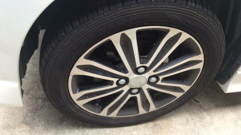 タイヤホイール前