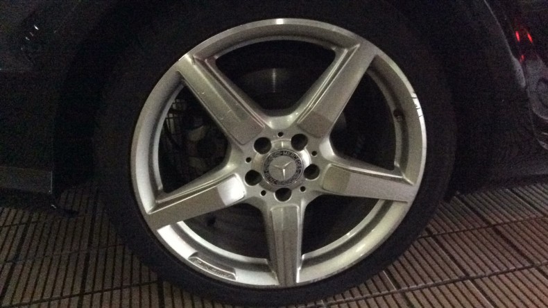 タイヤホイール前