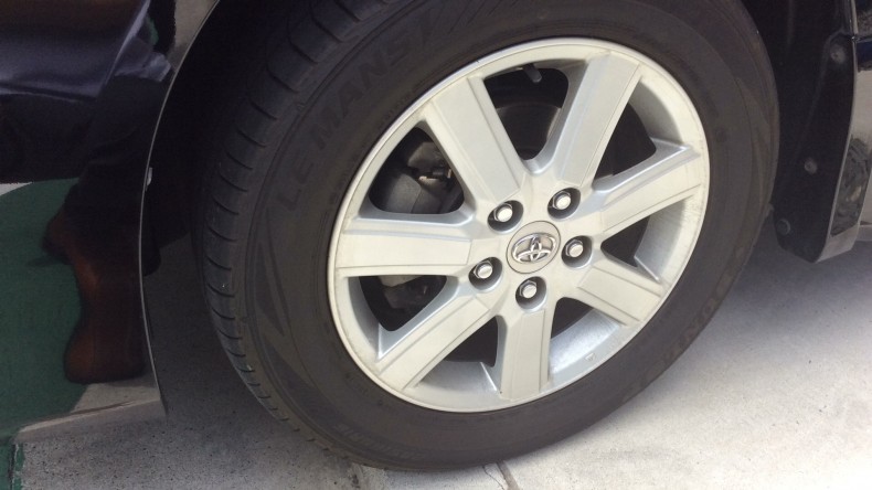 タイヤホイール前