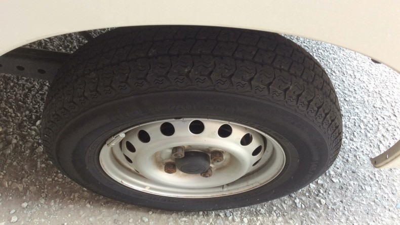 タイヤホイール前