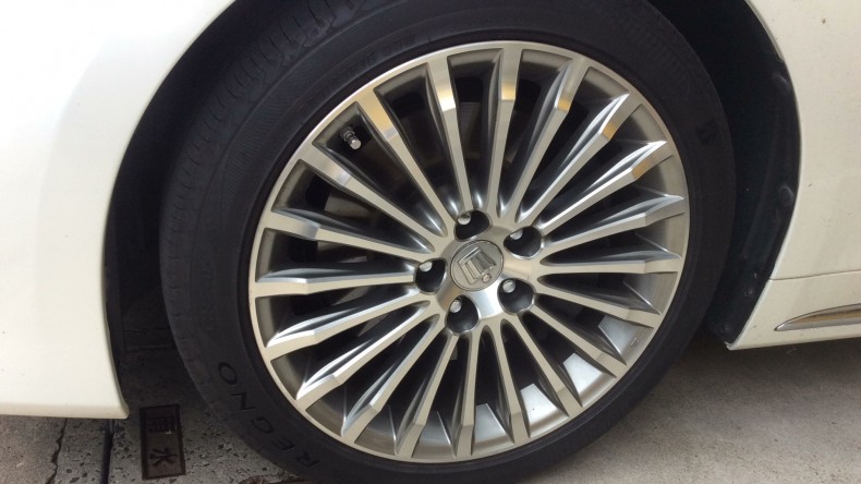 タイヤホイール前