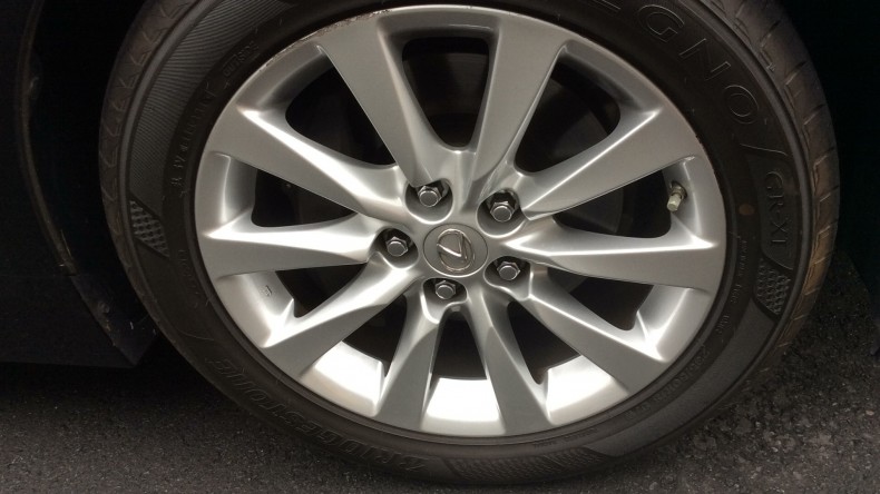 タイヤホイール前