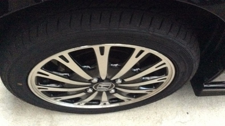 タイヤホイール前