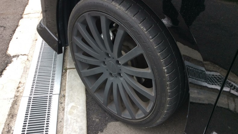 タイヤホイール前