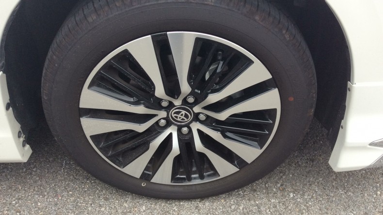 タイヤホイール前